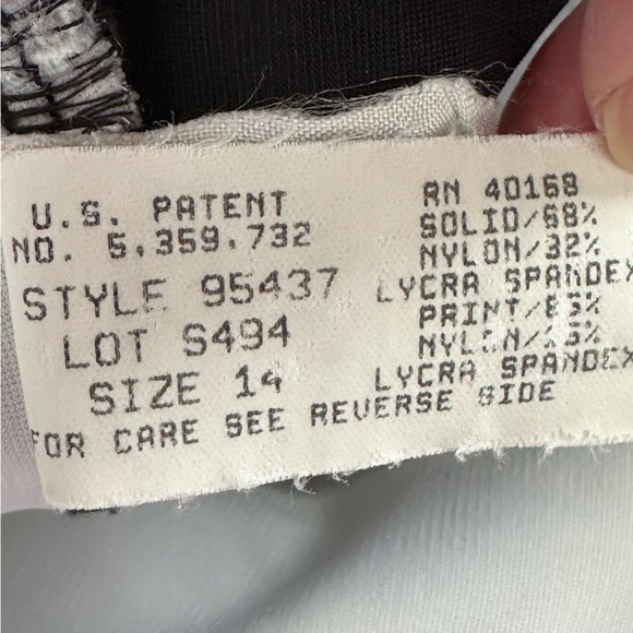 Miraclesuit Black and White Optical Illusion One Piece Swimsuit Size 14 - Picture 7 of 9